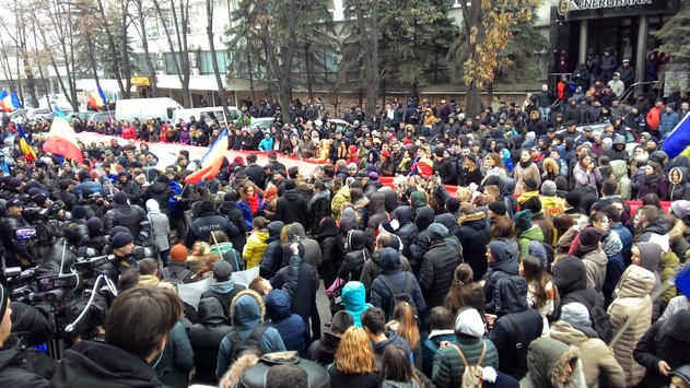 В столиці Молдови люди мітингують проти перемоги Додона