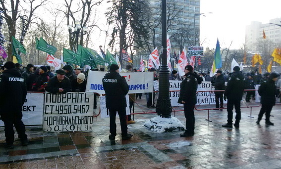 Протести в Києві: поліція знайшла зброю у трьох мітингувальників
