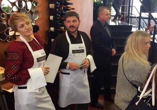 Відомі українці попрацювали офіціантами на благодійному заході