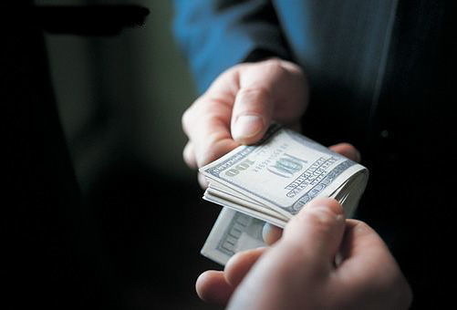 Прокурор, який попався на хабарі в $25 тисяч, відбувся штрафом у 25 тисяч гривень 