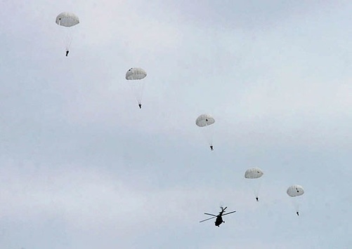 У Росії після навчального стрибка з парашутом зникли десантники 