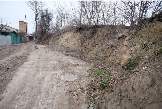 На Київщині руйнують старовинні вали заради заїзду авто