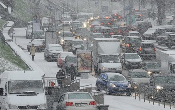 Київських водіїв просять пересісти на громадський транспорт через снігопад 