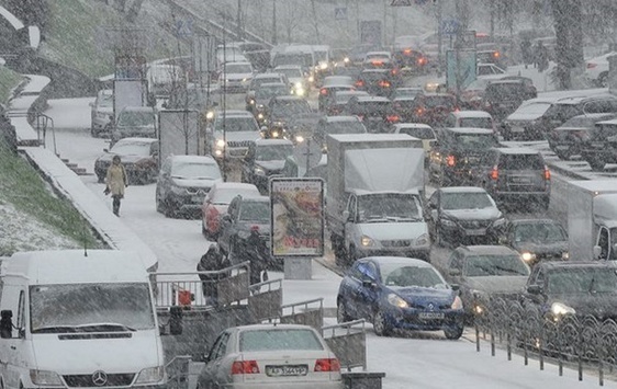 Столична влада просить водіїв схаменутися: снігопад до вечора підсилиться