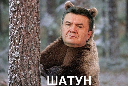 Як у мережі глузують з Януковича та його ручної поклажі. Підбірка фотожаб