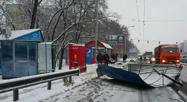 У Києві фура розтрощила зупинку громадського транспорту (ФОТОРЕПОРТАЖ)