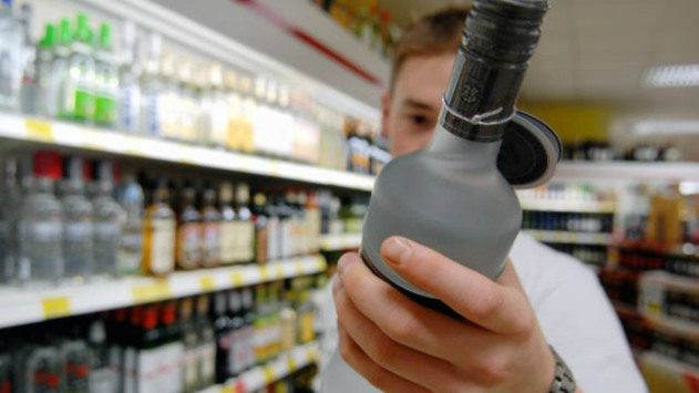 Завтра в Україні алкоголь коштуватиме дорожче 