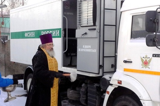 Російські священики у Москві освятили автозаки 