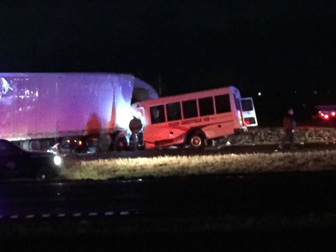 ДТП у Техасі: шкільний автобус зіткнувся з автопоїздом, багато постраждалих