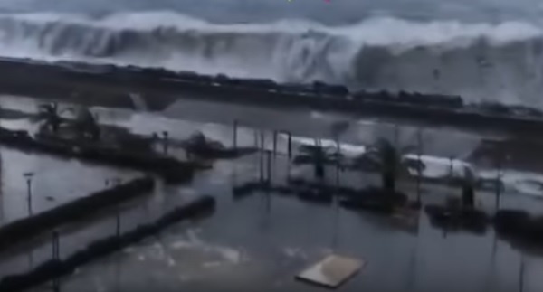 Немов цунамі 2004-го: моторошний шторм у Сочі зніс пляжні споруди