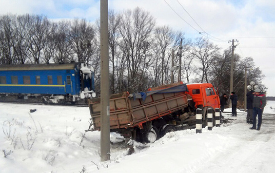 Потяг «Москва – Хмельницький» зіткнувся з КамАЗом (ФОТО)