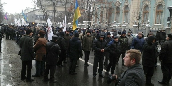 Мітингувальники перекрили вулицю Грушевського