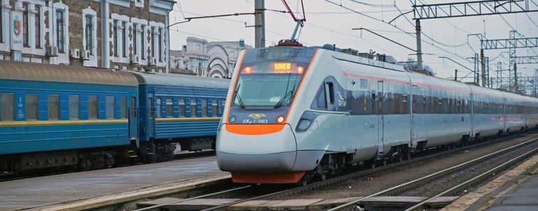 «Укрзалізниця» призначила 18 додаткових поїздів на зимові свята (СПИСОК)