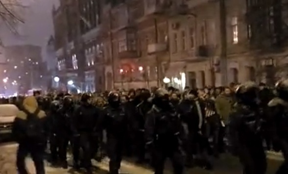 Центром Києва стрункою колоною поліція веде фанатів «Бешикташа»