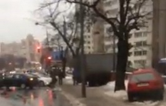 У Києві через ожеледицю вантажівка вилетіла на тротуар