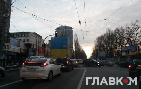 У центрі Києва через тролейбуси утворився величезний затор