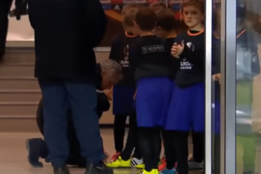 З'явилося відео, як Моуріньо став на коліна перед українськими дітьми