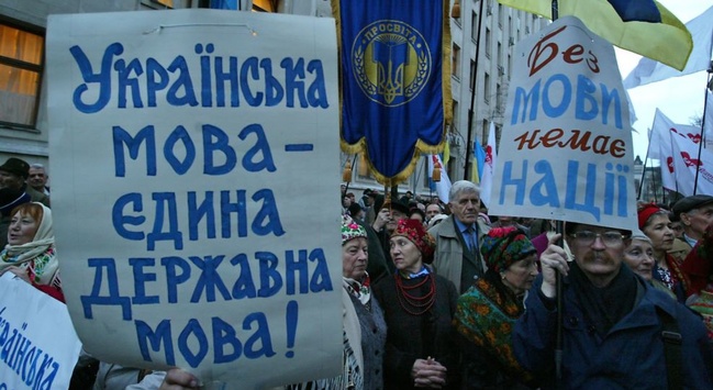 Дві третини громадян вважають українську мову рідною, але розмовляють нею лише 55% – опитування