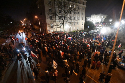 Протести в Польщі: біля Сейму залишаються активісти