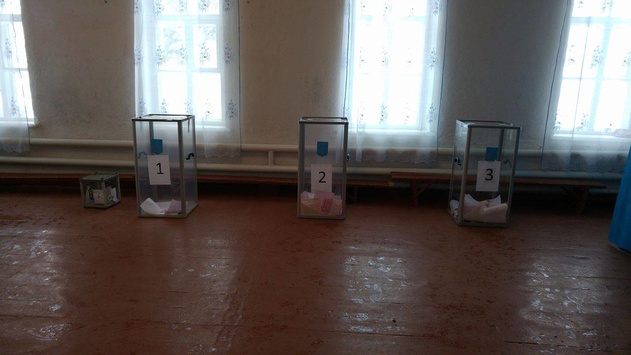 Місцеві вибори: на Дніпропетровщині спостерігачі знайшли скриньку без дна