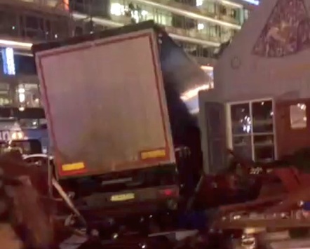 У Берліні вантажівка в'їхала у натовп: 9 людей загинули