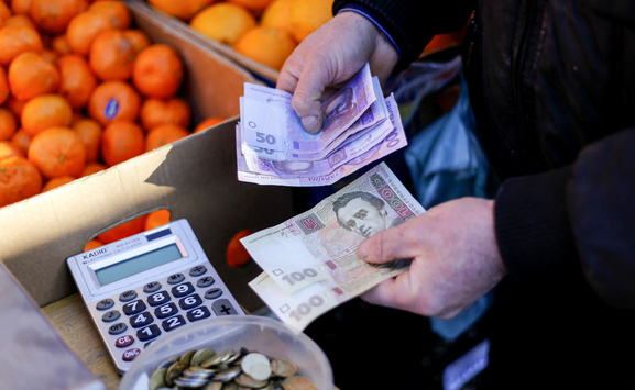 Українці витрачають на харчування майже половину своїх доходів