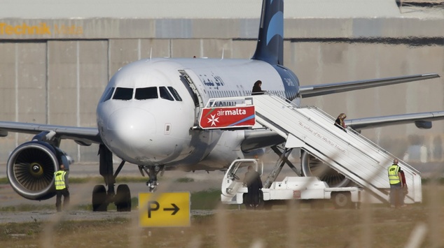 Викрадачі лівійського літака звільнили майже всіх пасажирів