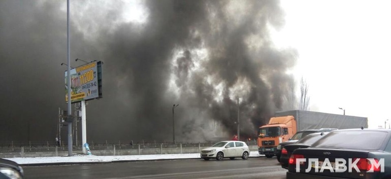 Пожежа у Києві: поруч з метро «Лісова» горить ринок та автостоянка