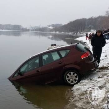 У Чернігові потонув автомобіль: є жертви