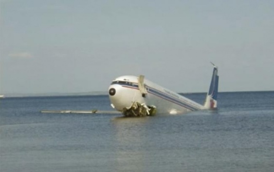 Авіакатастрофа російського Ту-154: Бовтало з боку в бік