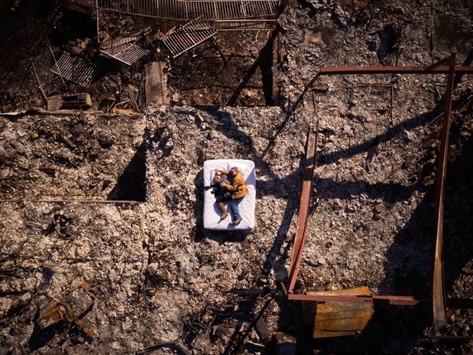 Емоційні фотографії американців, які під час пожежі втратили свої будинки