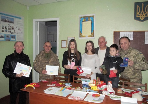 Учні з Харкова передали новорічні подарунки захисникам України