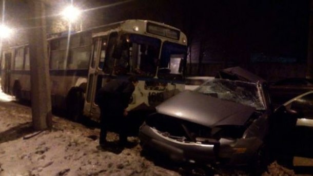 На Донбасі поліцейський на авто врізався в тролейбус: є загиблі