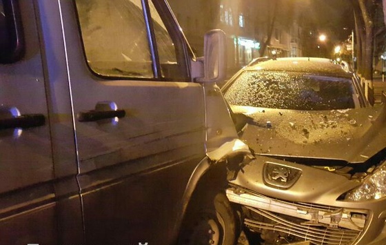 Нічний таран на Подолі: водій з розбитою головою намагався втекти (ФОТО)
