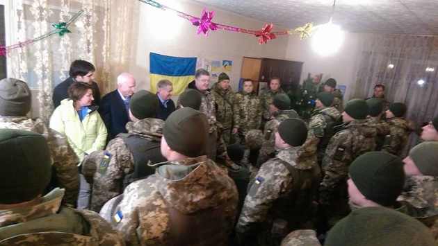 Президент Петро Порошенко приїхав до військових у Широкіне