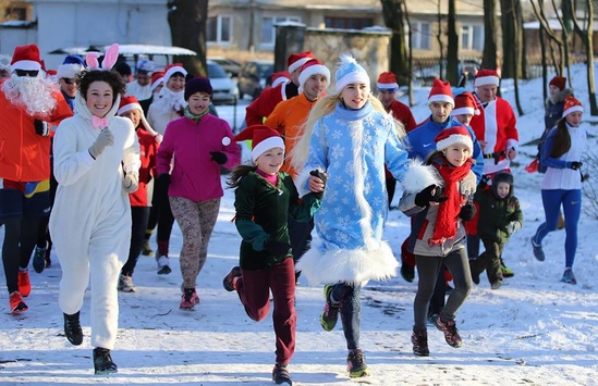 Як Санта-Клауси бігали українськими лісами