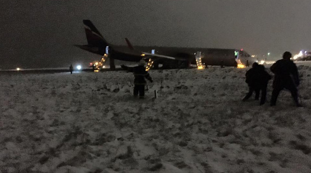 Російський літак в аеропорту не вписався в смугу і загубив шасі