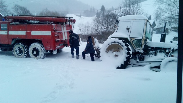 Негода на Закарпатті: рятувальники витягли зі сніжних пасток 87 авто