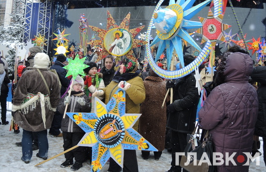 Святкування Різдва у Києві: в центрі міста пройшла хода з зірками (ФОТО)