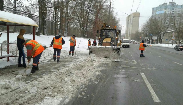 Комунальники активно розчищають вулично-дорожню мережу міста від снігу