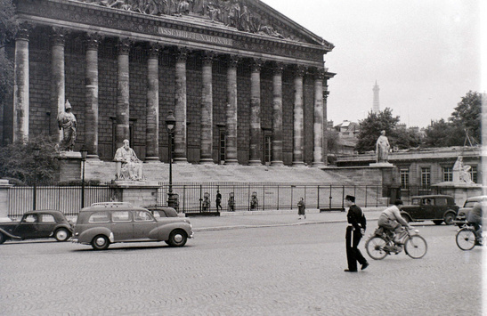 Вражаючий чорно-білий Париж. Як виглядала столиця Франції у 1955 році