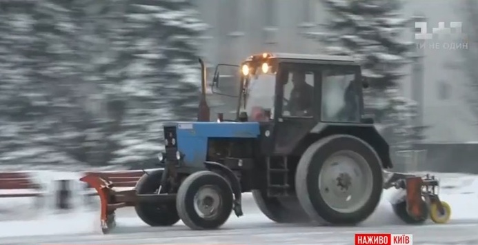 У Києві у перший робочий день: ДТП, затори та кучугури снігу