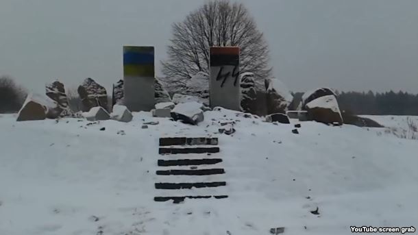 Польща закликала розслідувати підрив пам’ятника на Львівщині