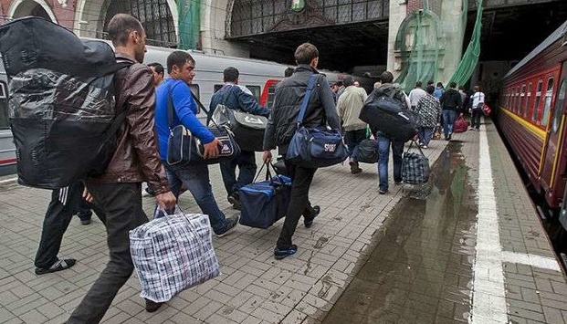 Українці масово тікають до європейських країн та Росії – Рева