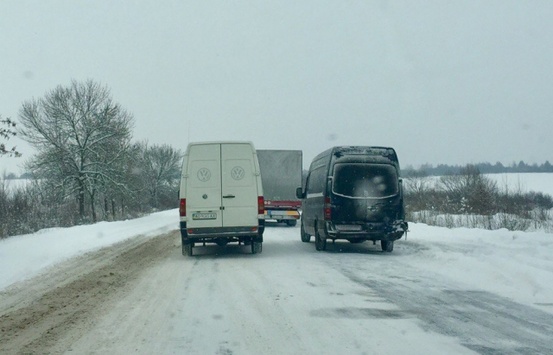 Дороги Закарпаття знову замітає снігом: рух вантажівок обмежено