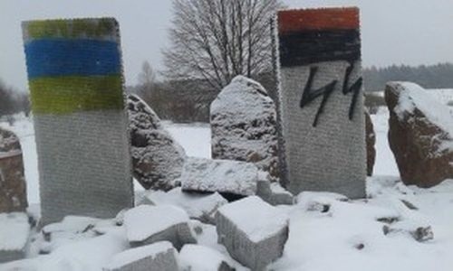Знищення пам’ятника полякам на Львівщині: у Лаврова питають совісті в України