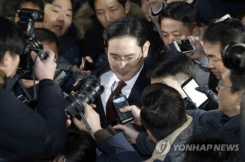 Південнокорейська прокуратура допитувала віце-голову Samsung 22 години