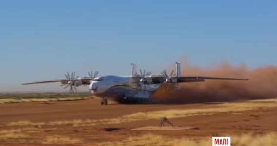 Повітряний позашляховик: український літак здійснив посадку серед пустелі Малі