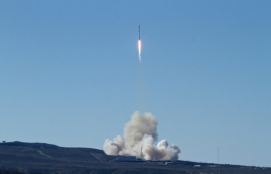 SpaceX успішно посадила багаторазову ракету на морську платформу