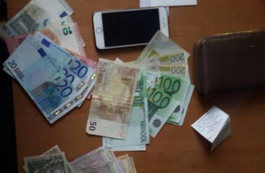 Столичні правоохоронці затримали зловмисниць, які викрали у жінки більше 45 тисяч гривень і телефон (фото)